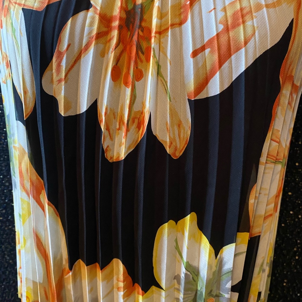 šFLORAL PLEATED HALTER MIDI SHIFT DRESSš - Picture 3 of 11